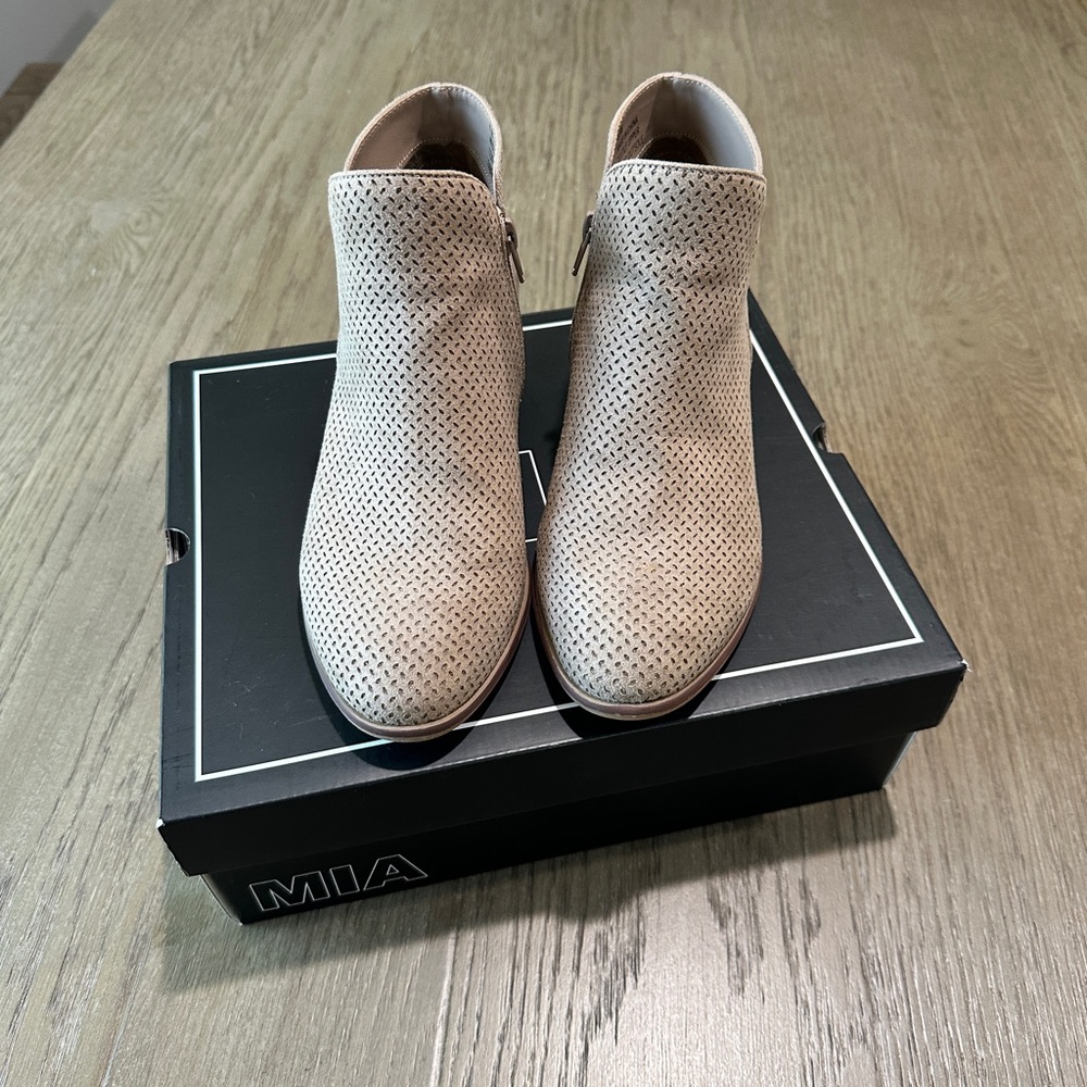 MIA Suede Ankle Booties Side Zip Size 6.5 Stone - Picture 4 of 9